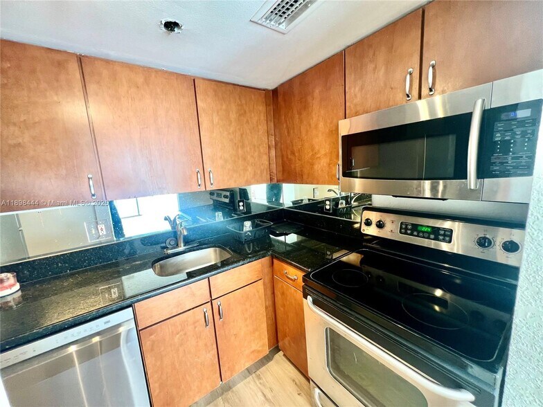 Building Photo - 770 Claughton Island Dr