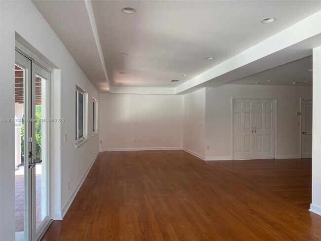 Building Photo - 527 SW 20th Rd