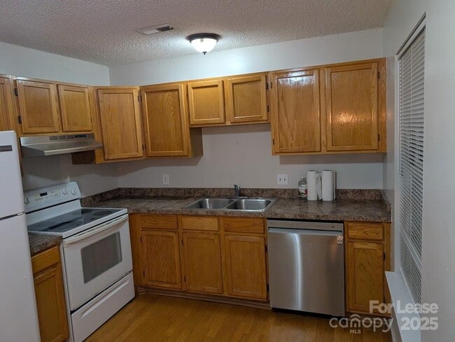 Building Photo - 1560 Hunt Club Ct