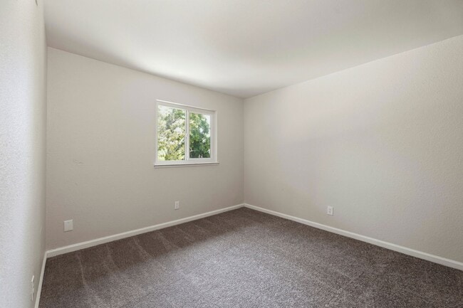 Building Photo - FULLY REMODELED MODERN SPACIOUS TOWNHOUSE!!!