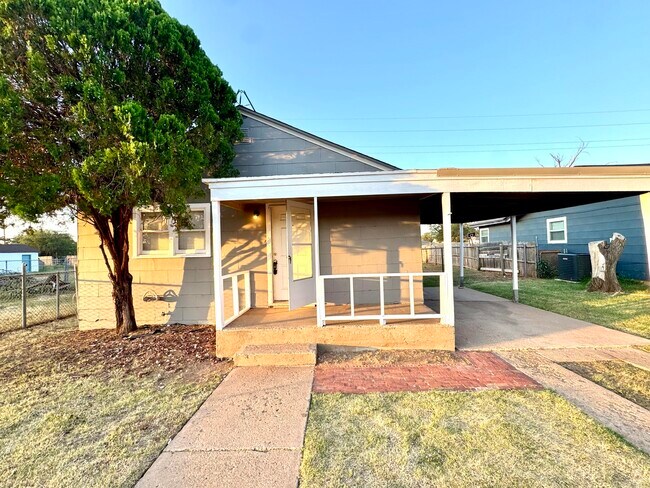 Building Photo - 3213 Erskine St