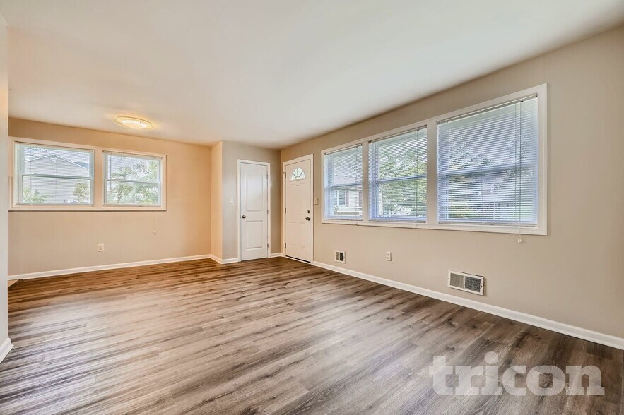 Building Photo - 2012 Royal Garden Dr