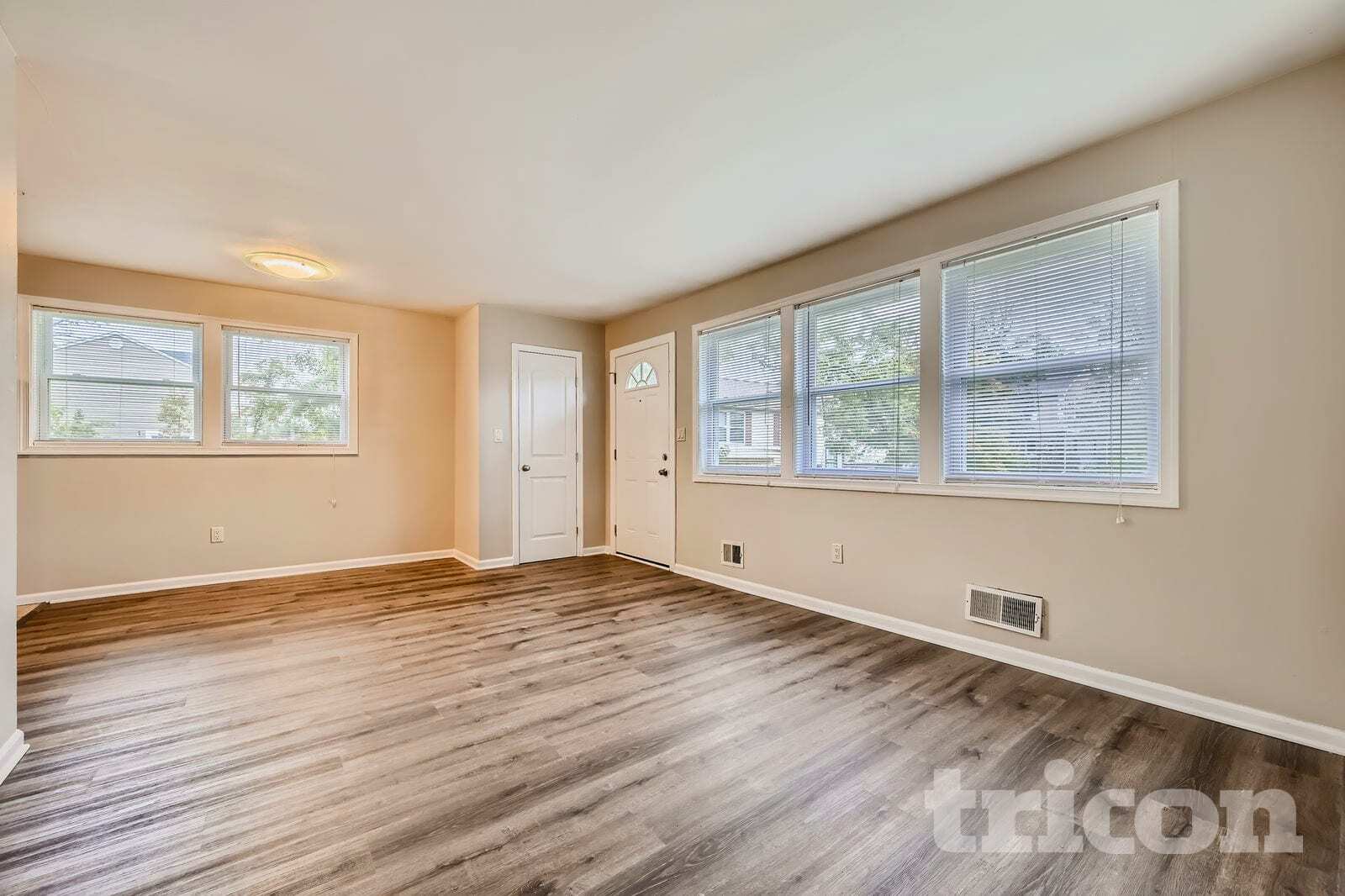 Building Photo - 2012 Royal Garden Dr