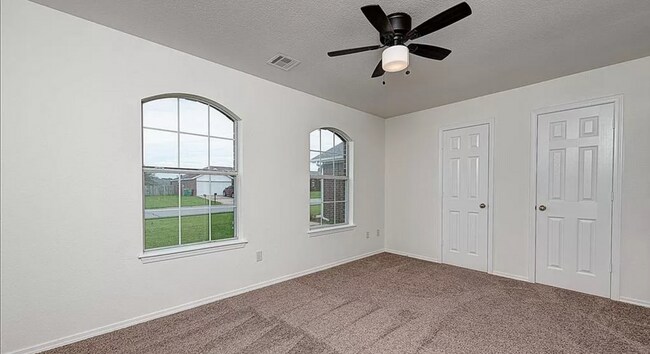 Building Photo - Beautiful 3 Bedroom, 2 Bathroom Home in Ce...