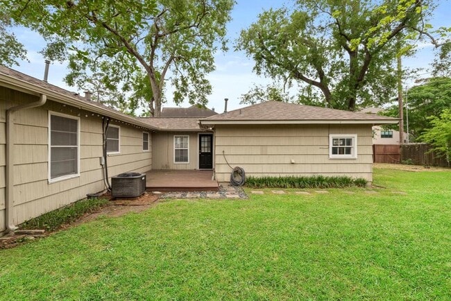 Building Photo - 2122 Althea Dr