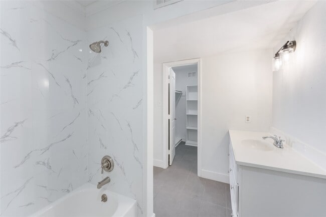 Building Photo - 5 Tiki Cir