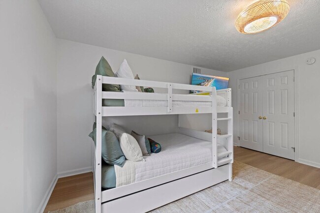 Building Photo - 169 Pompano St