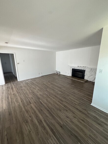 Building Photo - 950 N Walnut St