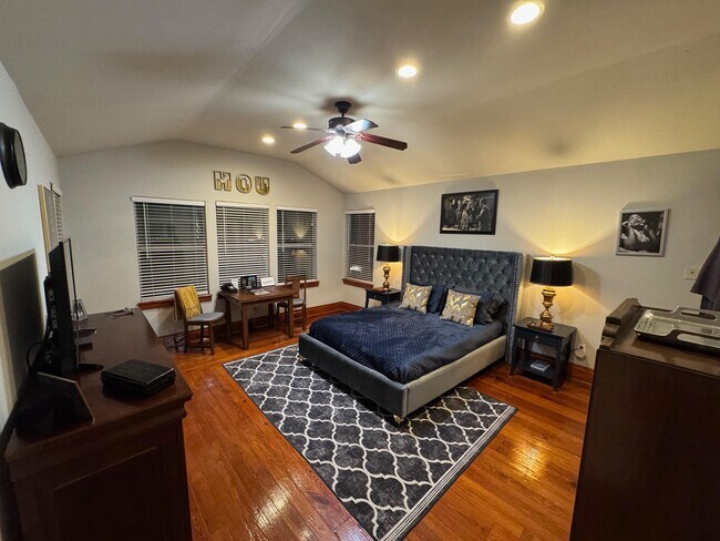 Building Photo - 1615 Houston Ave