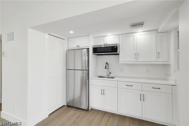 Building Photo - 9486 Gulf Shore Dr