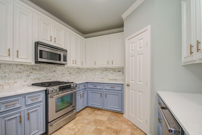 Building Photo - Stunning Three-Bedroom Townhouse Located i...