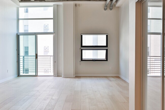 Building Photo - 3211 Fifth Ave