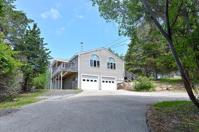 Building Photo - Winter Rental: Wingaerchic (Dog-friendly!)