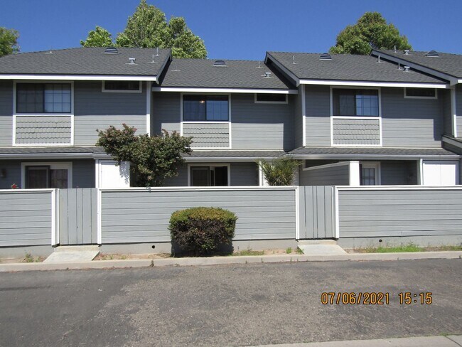 Building Photo - 417-423 Tiffany Drive
