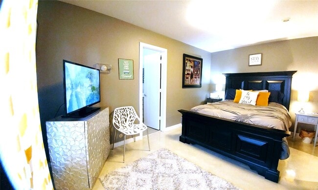 Building Photo - 913 Saulnier St