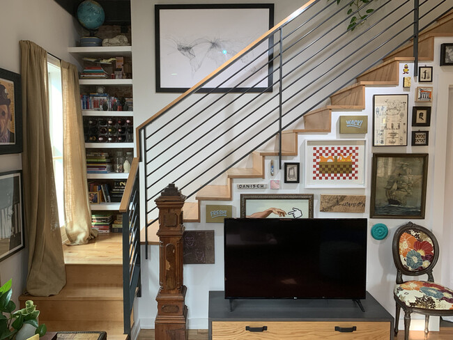 Building Photo - Charming OTR Loft!