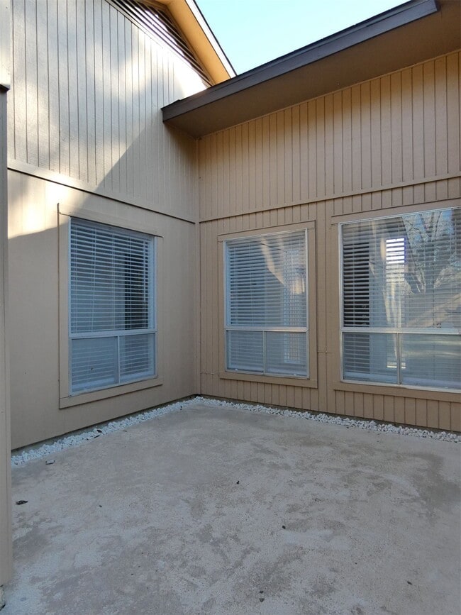 Building Photo - 604 Golfview Dr
