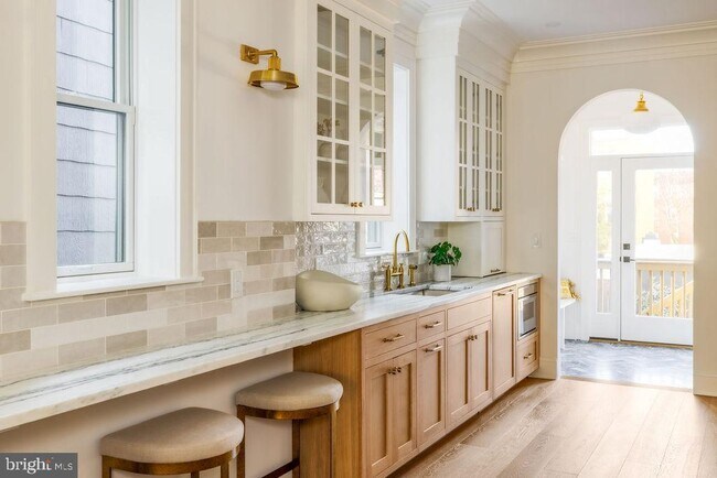 Building Photo - 2460 Ontario Rd NW