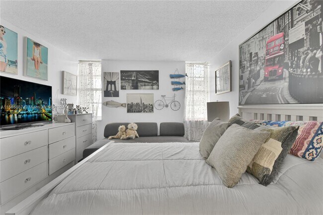 Building Photo - 1331 Lincoln Rd