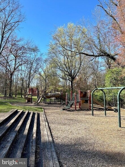 Building Photo - 2235 Abbotsford Dr