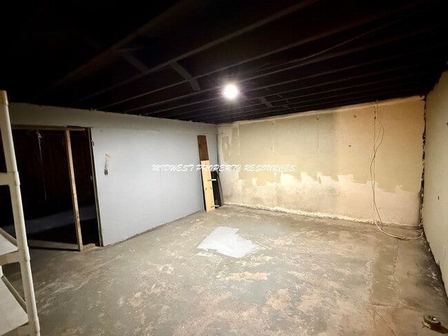 Building Photo - 2 Bed | 1 Bath Duplex Near Downtown Lee’s Summit