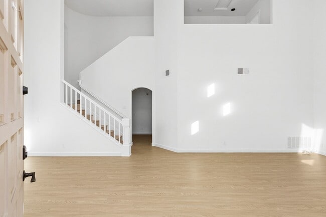 Building Photo - Spacious Vista Home