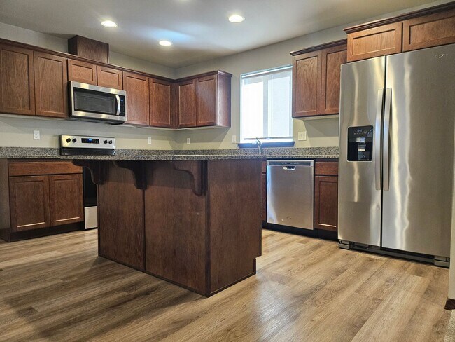 Building Photo - 3 Bedroom, 2.5 Bath House w/ fully fenced yard.