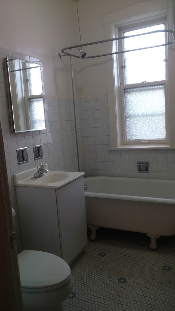 Building Photo - Charming Roscoe Village 1 Bedroom - Recently redone bathroom! Refinished hardwood floors!