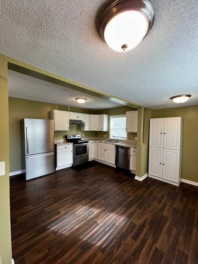 Building Photo - 712 Richmond Ave