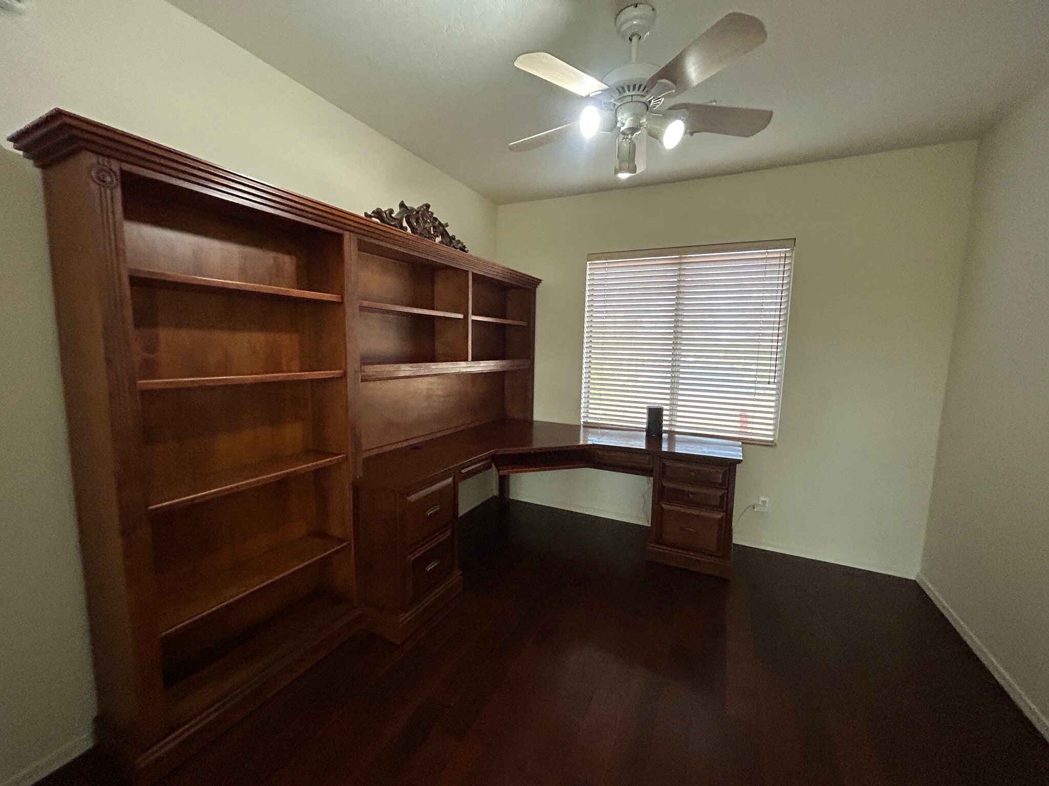 Building Photo - 9885 S La Rosa Dr