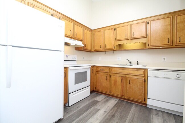 Building Photo - 3BR/2BA Home Near UWF with High Ceilings, Large Backyard Deck & Fully Fenced Yard