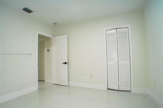 Building Photo - 2638 SW 30th Ct