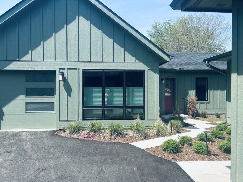 Front view of unit. - 702 Union St