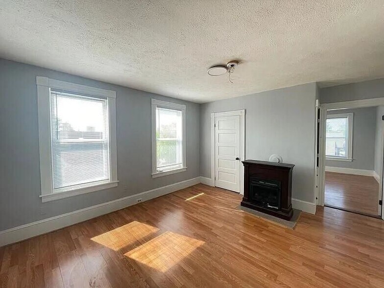 Building Photo - 231 Laurel, 3