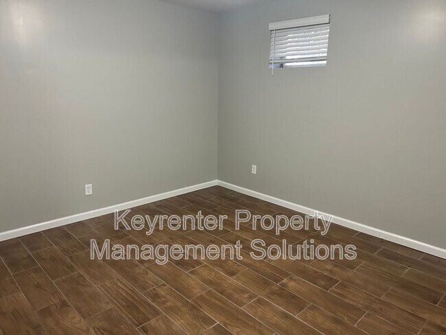 Building Photo - 33 Oak Ln