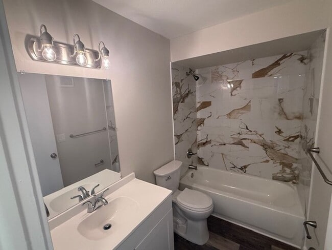 Building Photo - 2 Bedroom/1 Bathroom Apartment