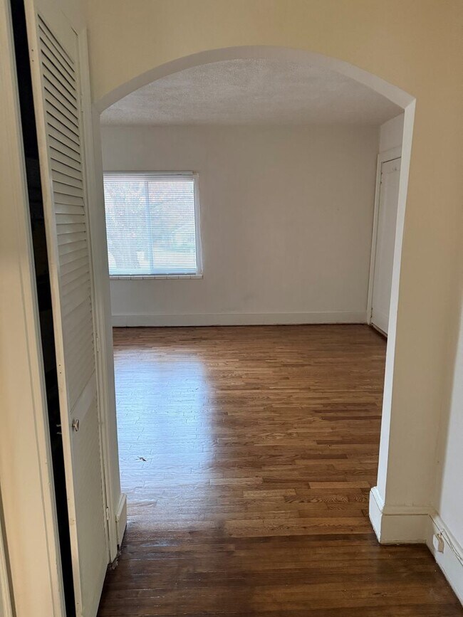 Building Photo - 1 bedroom 1 bathroom -Move In Special $500 off first full month