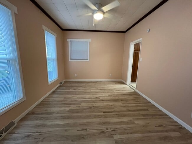Building Photo - Newly Remodeled 4 Bed House Available Now!