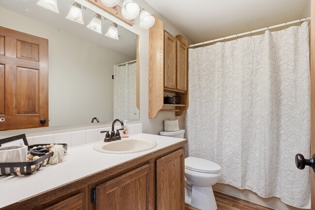 Building Photo - 21913 N Meadowview Dr
