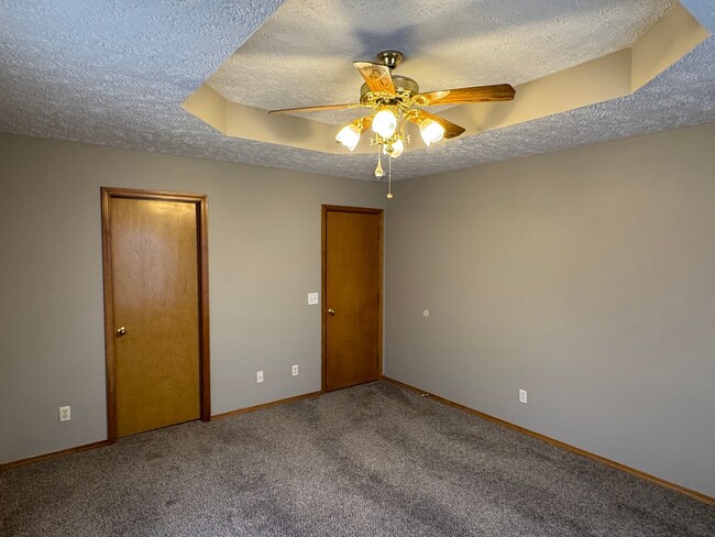 Building Photo - 4 Bedrooms! 2 Bathrooms! Republic!  $1495