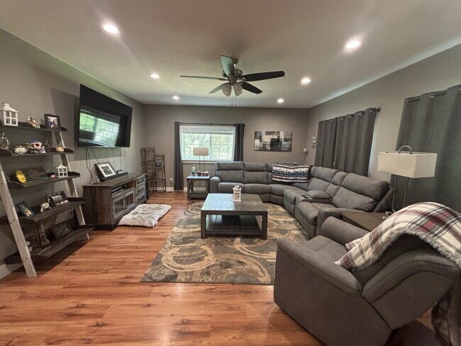 Building Photo - Spacious 2,048sf 3-bed home on acreage in Garden Valley!