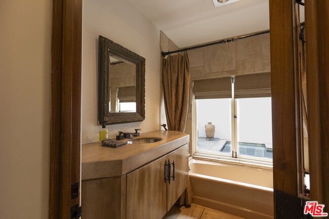 Building Photo - 1407 N Beverly Dr