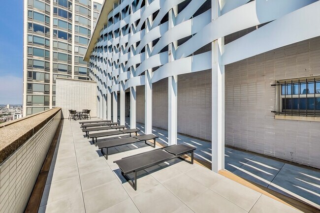 Building Photo - 1550 N Lake Shore Dr