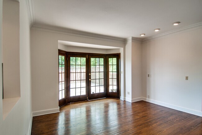Building Photo - Classic Green Hills Tudor