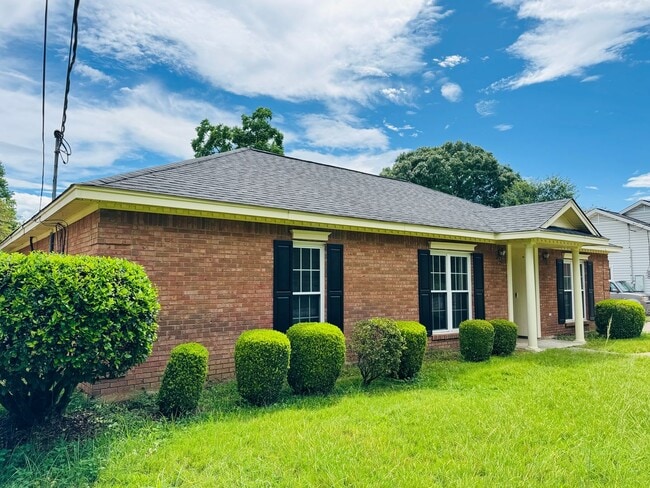Building Photo - 3-Bedroom home is sure to captivate from t...