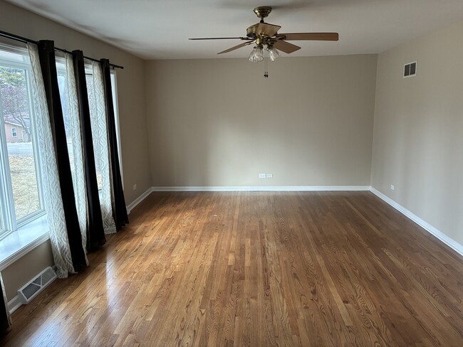 Building Photo - 127 Hickory Rd