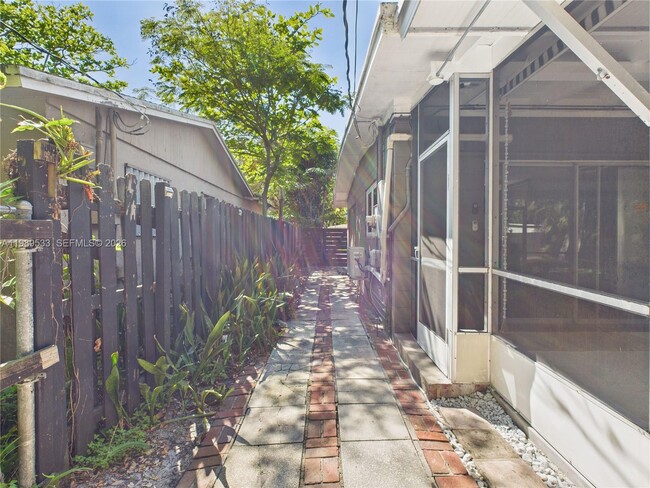 Building Photo - 1632 SW 28th Ave