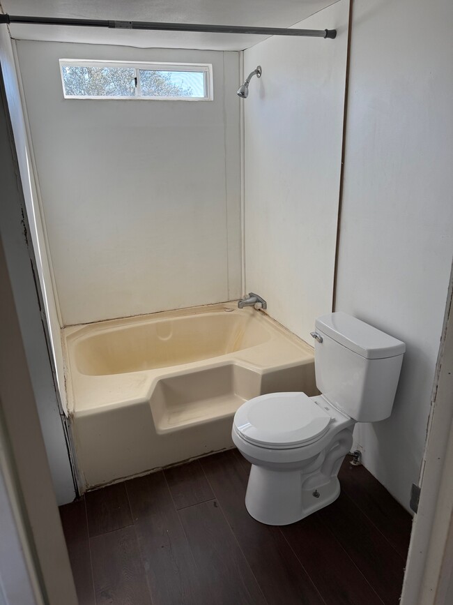 Building Photo - 5554 Lake Buffum Rd