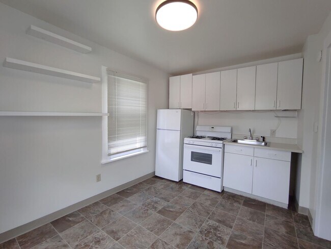 Building Photo - Charming Studio in Prime Goose Hollow Location