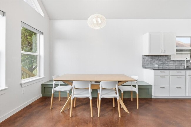 Building Photo - 10412 Parkwood Dr